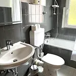 Dutti's - B I 2 I 4 Beds I Kitchen I Wifi I Tv I Parking I Autobahn *